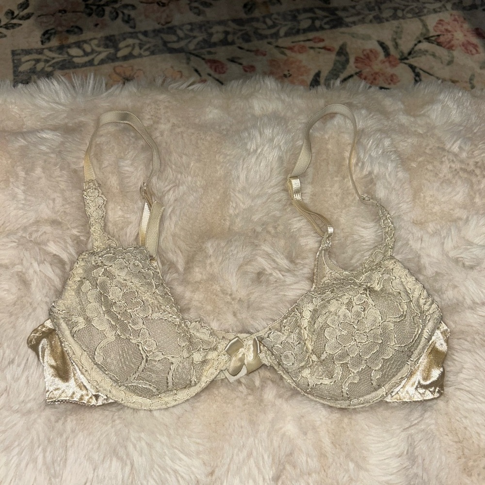 Victoria's Secret Cream Lace Bra - Picture 2 of 5